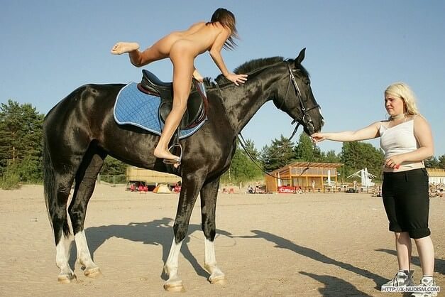 Ride on horseback - What the Concept of Naturist Recreation Entails