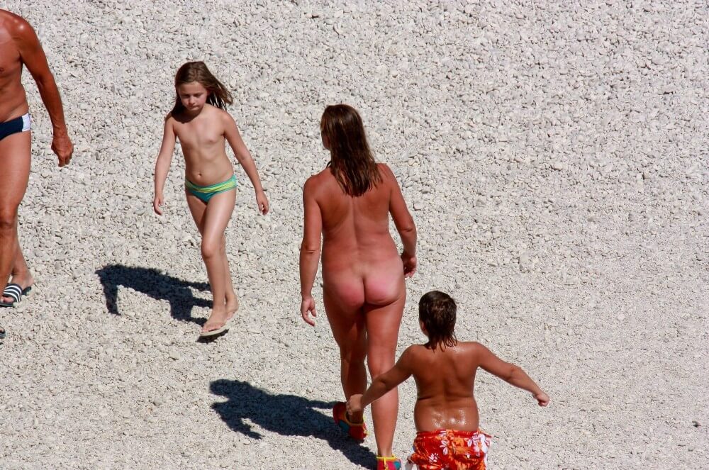 Naturism photo gallery # 8 - Simplicity is the key to nudism