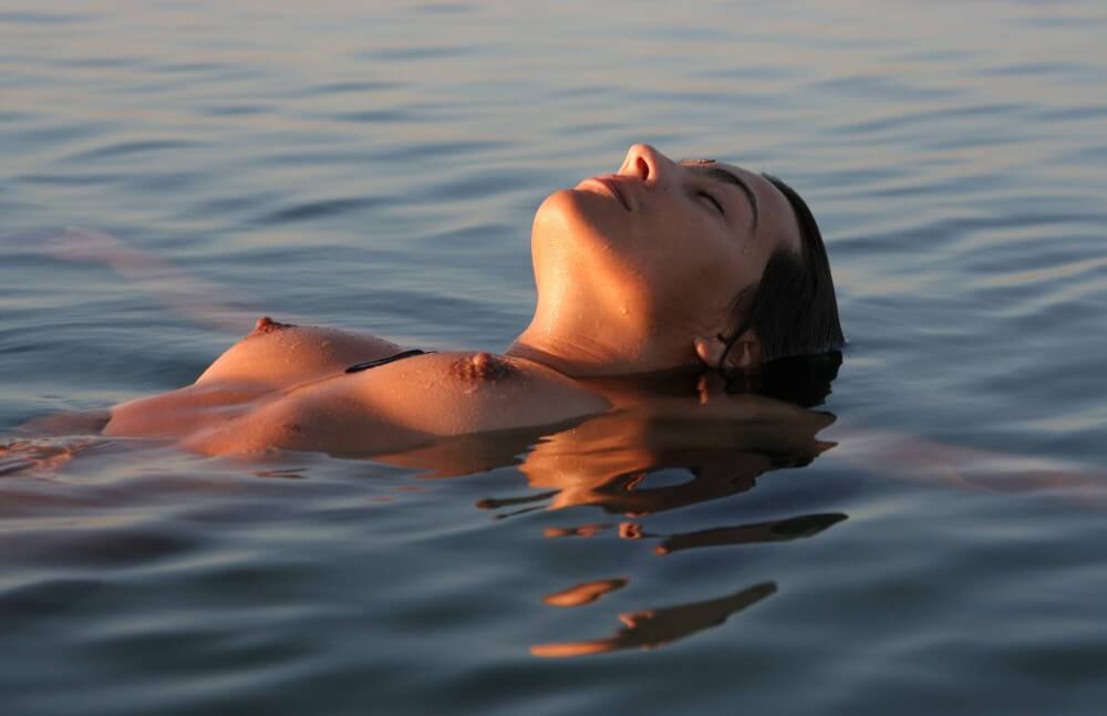 Sunlight Water to the Night pics - They value respect for nature and the fully naked body
