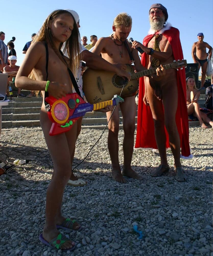 Naturist Beach Contests photos - Naturists love movement and activity