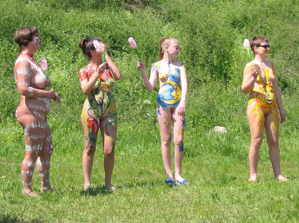 Family String-Apple Game Pics - Peoples perceptions of nudists