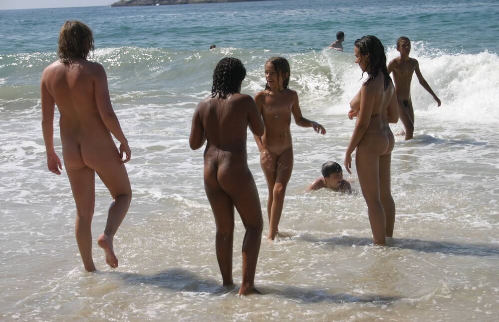Brazils Water Refreshing pics - Health is strengthened through naturism