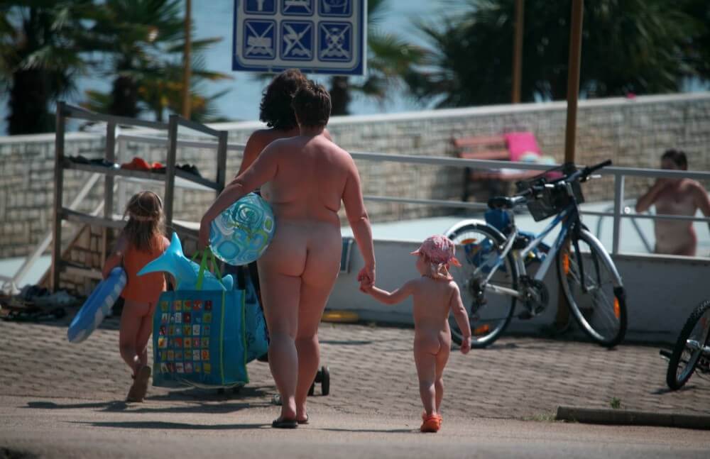 Pool Outskirt Nude Guests pics - Nudism helps people overcome their insecurities