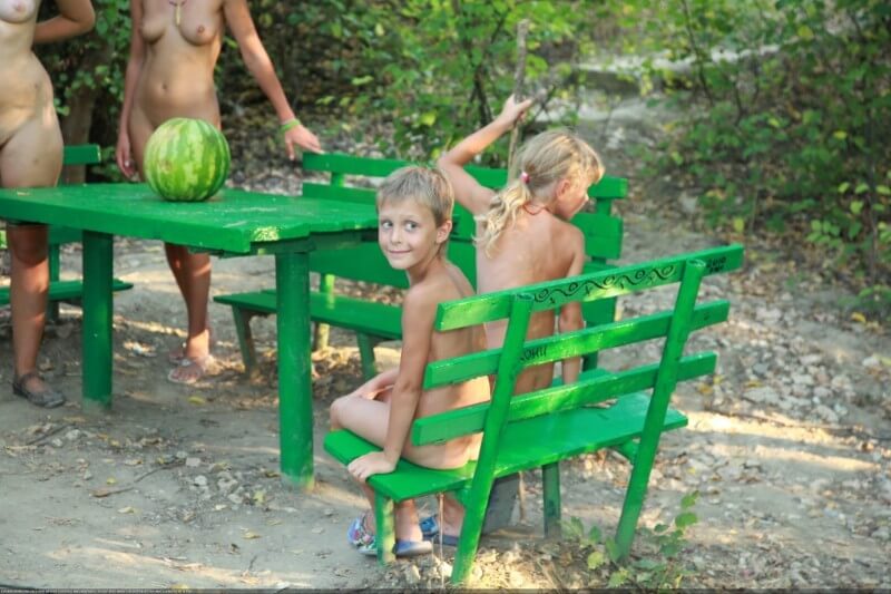 Naturists green picnic photos - Nudity helps one better understand oneself and the surrounding world