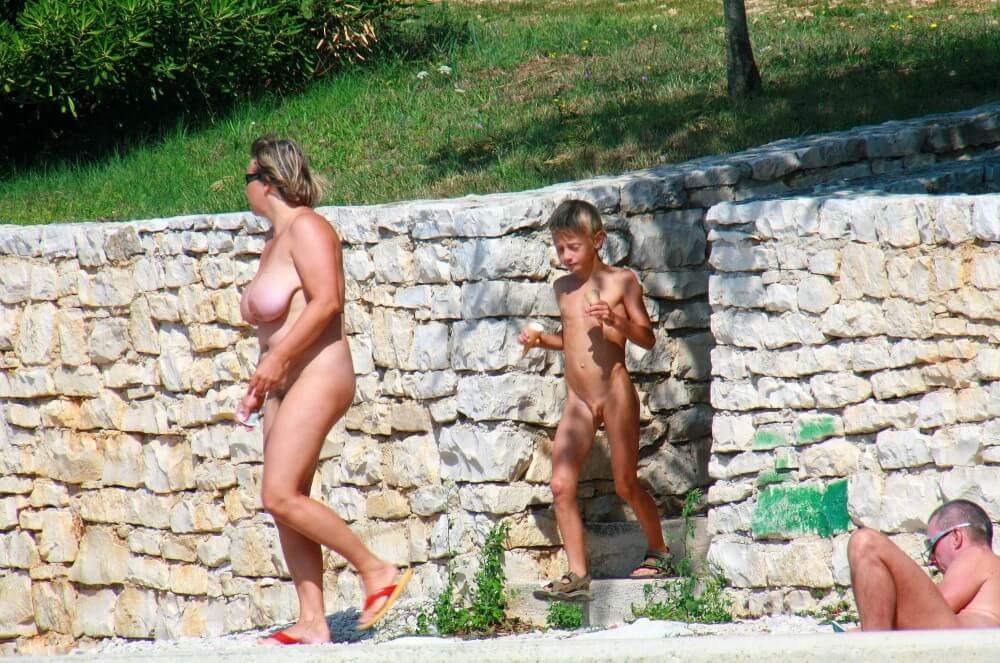 Ula FKK Wall-Side Families pics - Living freely and naturally is the dream of naturism and nudism advocates