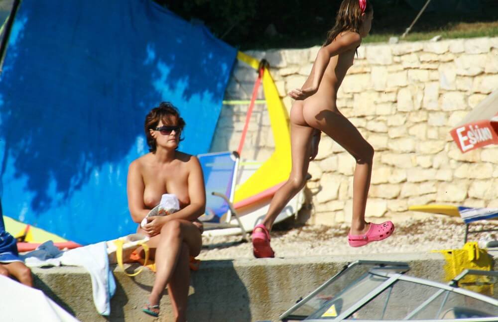 Bright Day Sun Tanning pics - Living together in nature is a hallmark of nudists