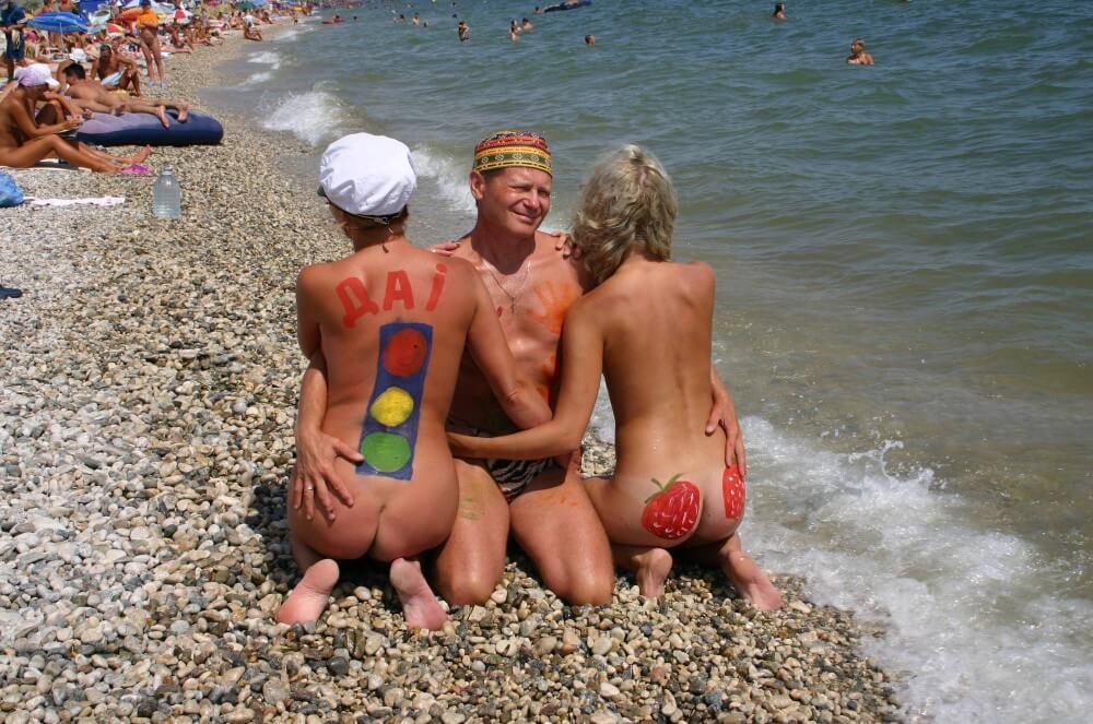Bold Outdoor Nude Poses pics - Naturism is not a cult