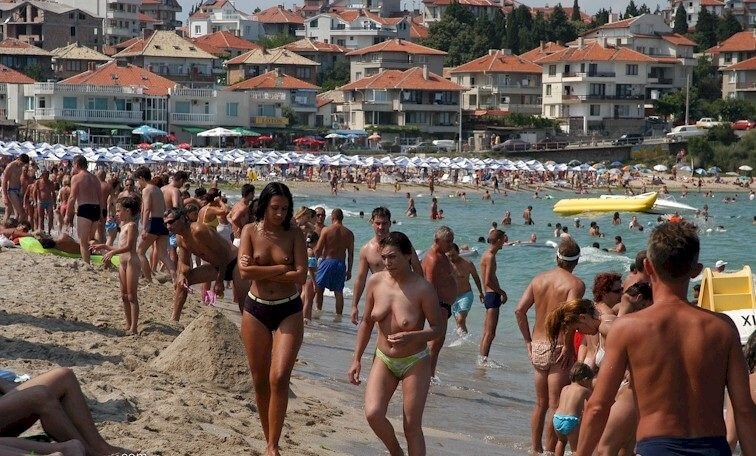 Enature - resort in solar Bulgaria - Watching naked nudists