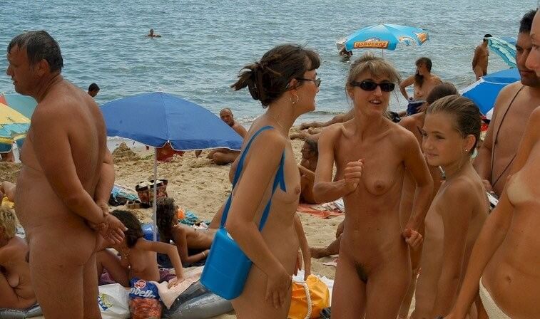 Documentary video naturism 1999 - Nature provides inspiration and energy for the lives of naturists