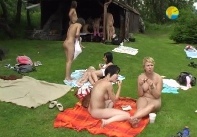 Naturist Freedom: Cottage Picnic - The Naked Human Body