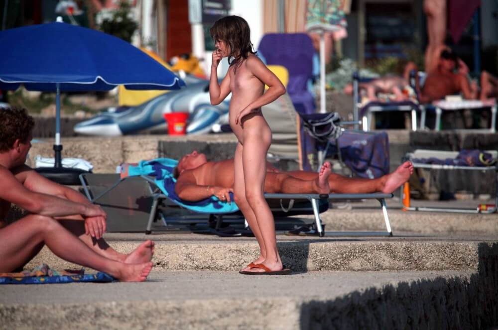 Girl Walk to Nudist Shower pics - Ordinary Citizens Consciously Practicing Nudism