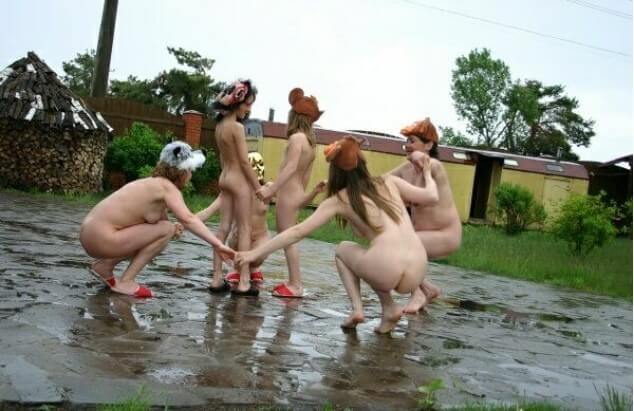 Naturism photo gallery # 23 - Nudism strengthens friendships and mutual respect