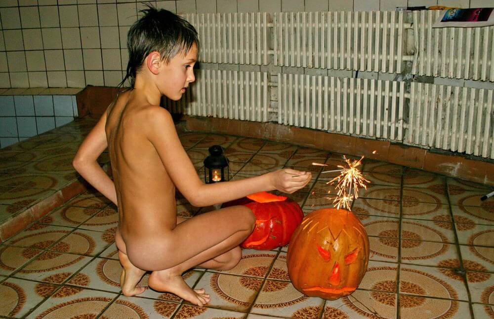 Naturism photo gallery # 20 - Nature and nudism are the best home for a person