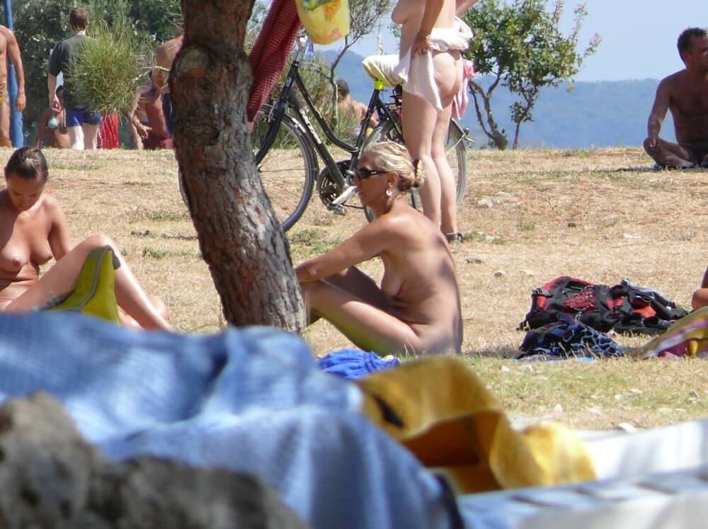 Ula FKK Shore Perspective pics - A nudist values trust and honesty between people