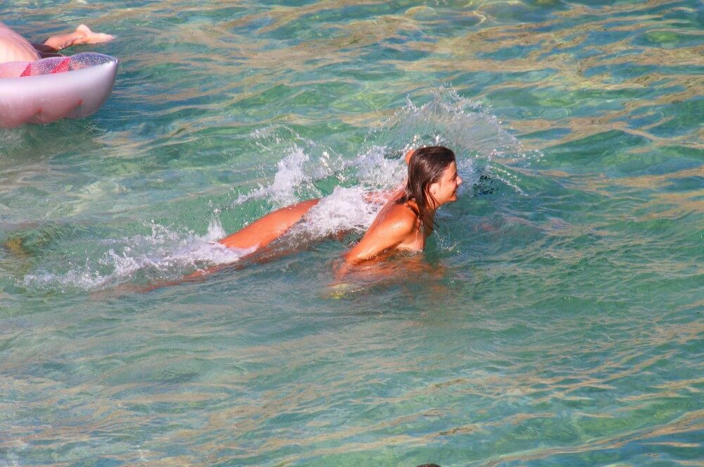 Ula FKK Teen Shore Run pics - A nudist values the connection with nature and the human body