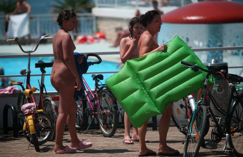 Outdoor Pool Sideliners pics - Nudity as part of a life free from shame and fear of ones own nakedness
