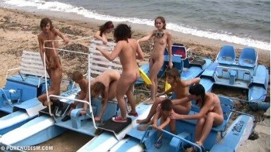A group of naturists at sea - The true flourishing of a culture of naturalness