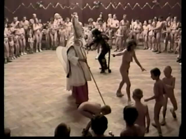Helios Natura: Christmas Kinder Spiele - Physical freedom is important to many nudists